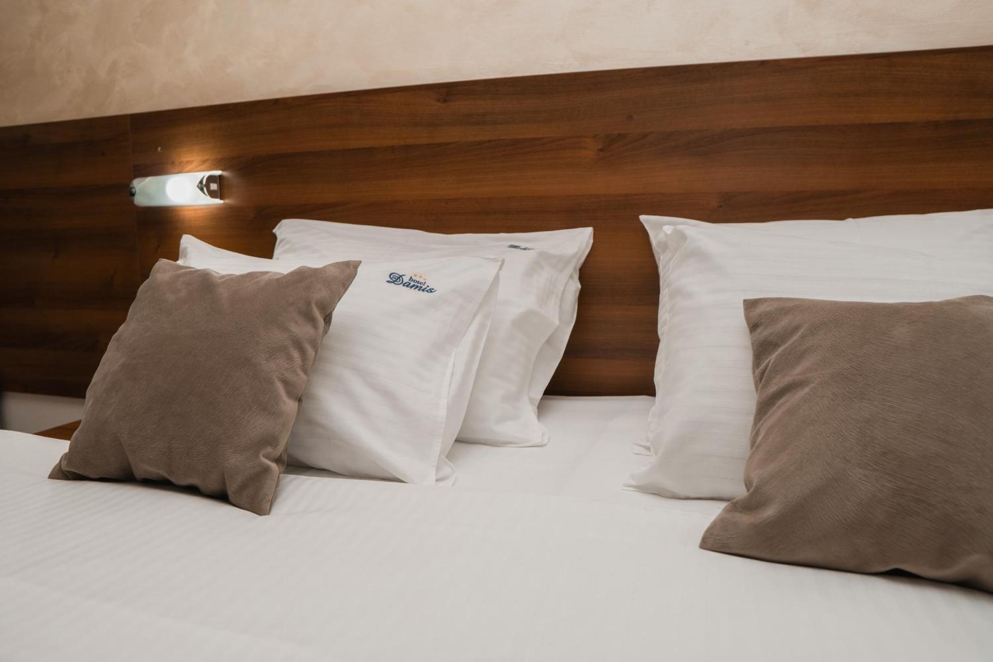 Hotel Damis Pale Zewnętrze zdjęcie